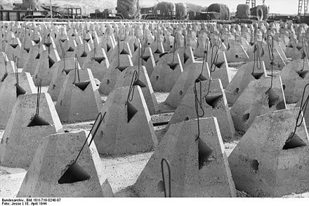 440px-Bundesarchiv_Bild_101I-719-0240-07,_Pas_de_Calais,_Atlantikwall,_Betonhindernisse.jpg