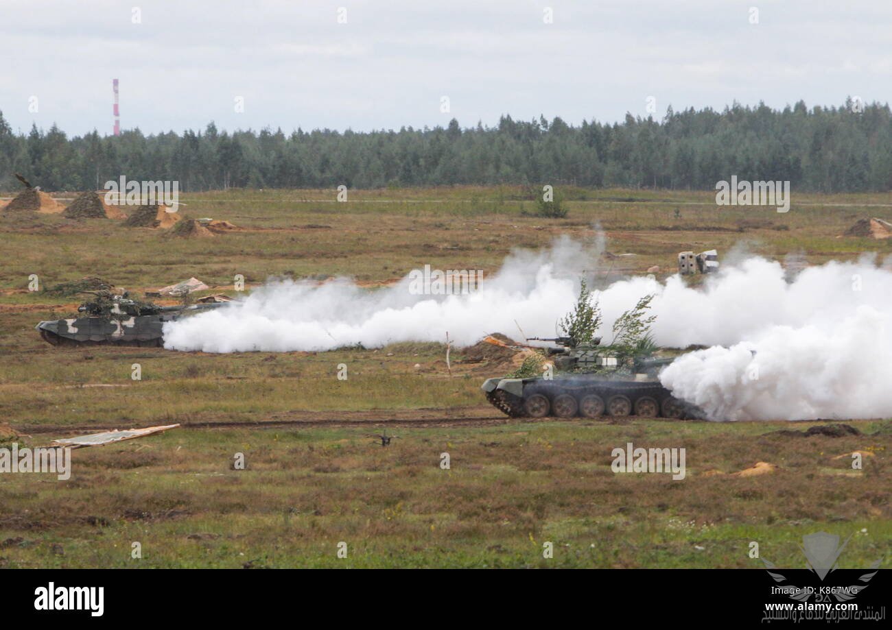 minsk-region-belarus-18th-sep-2017-belarus-t-72-tanks-release-a-smoke-K867WG.jpg
