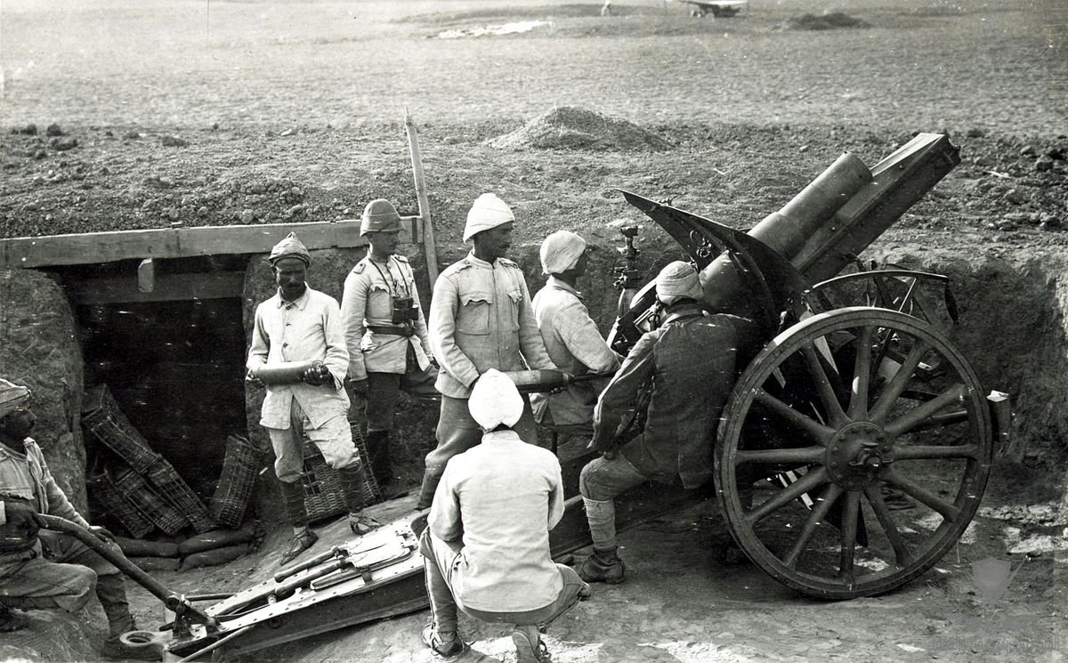 1200px-Turkish_howitzer_10.5cm_leFH_98_09_LOC_00121.jpg