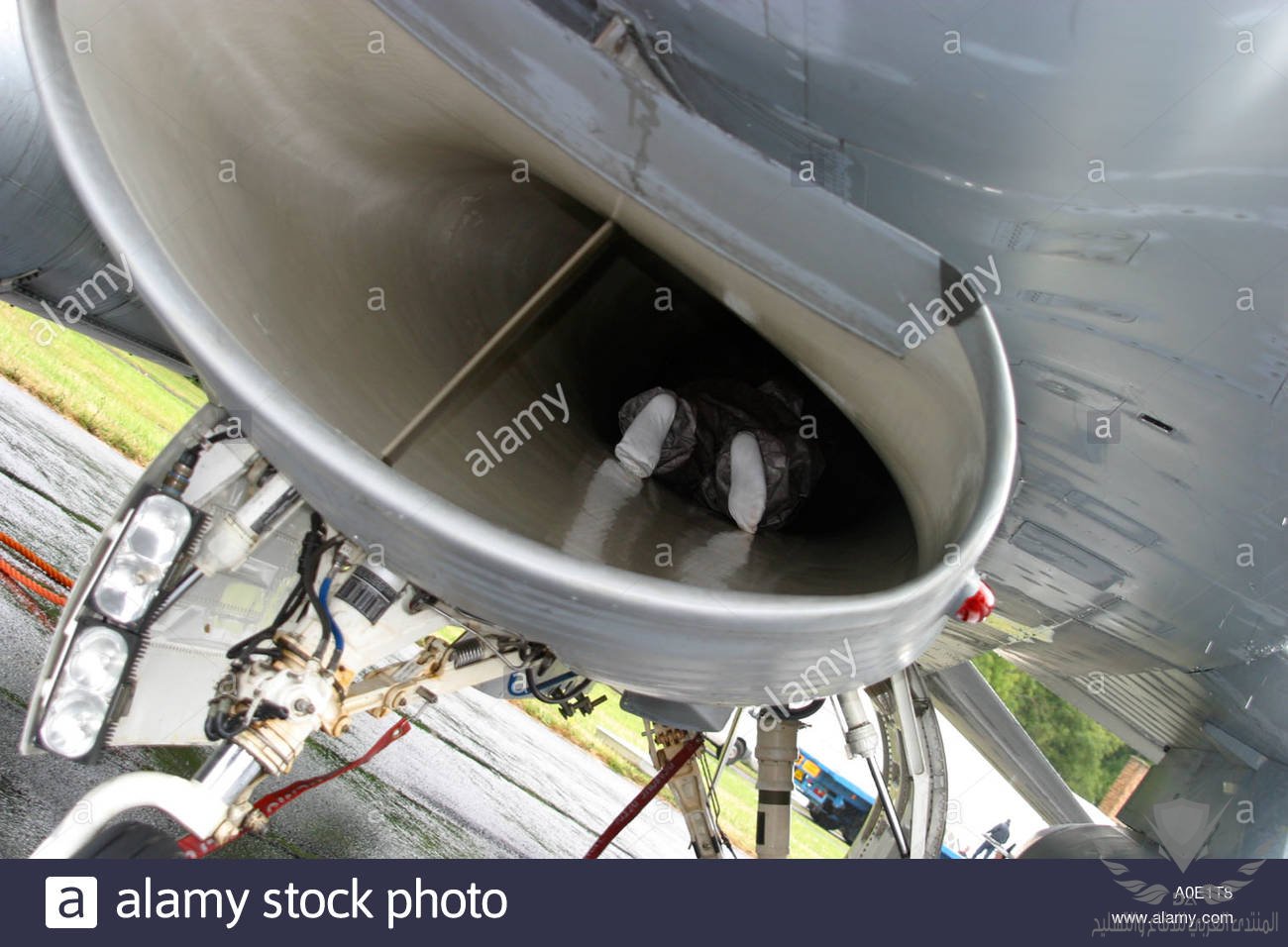 pilot-inspecting-jet-air-intake-on-f16-fighter-plane-A0E1T8.jpg