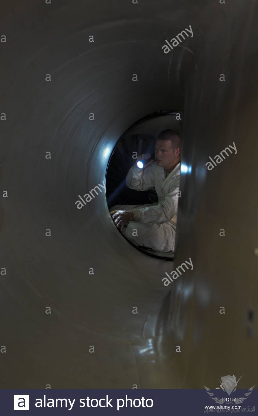 u-2-aircraft-maintenance-unit-crew-chief-checks-the-engine-intake-DDT5D0-1.jpg