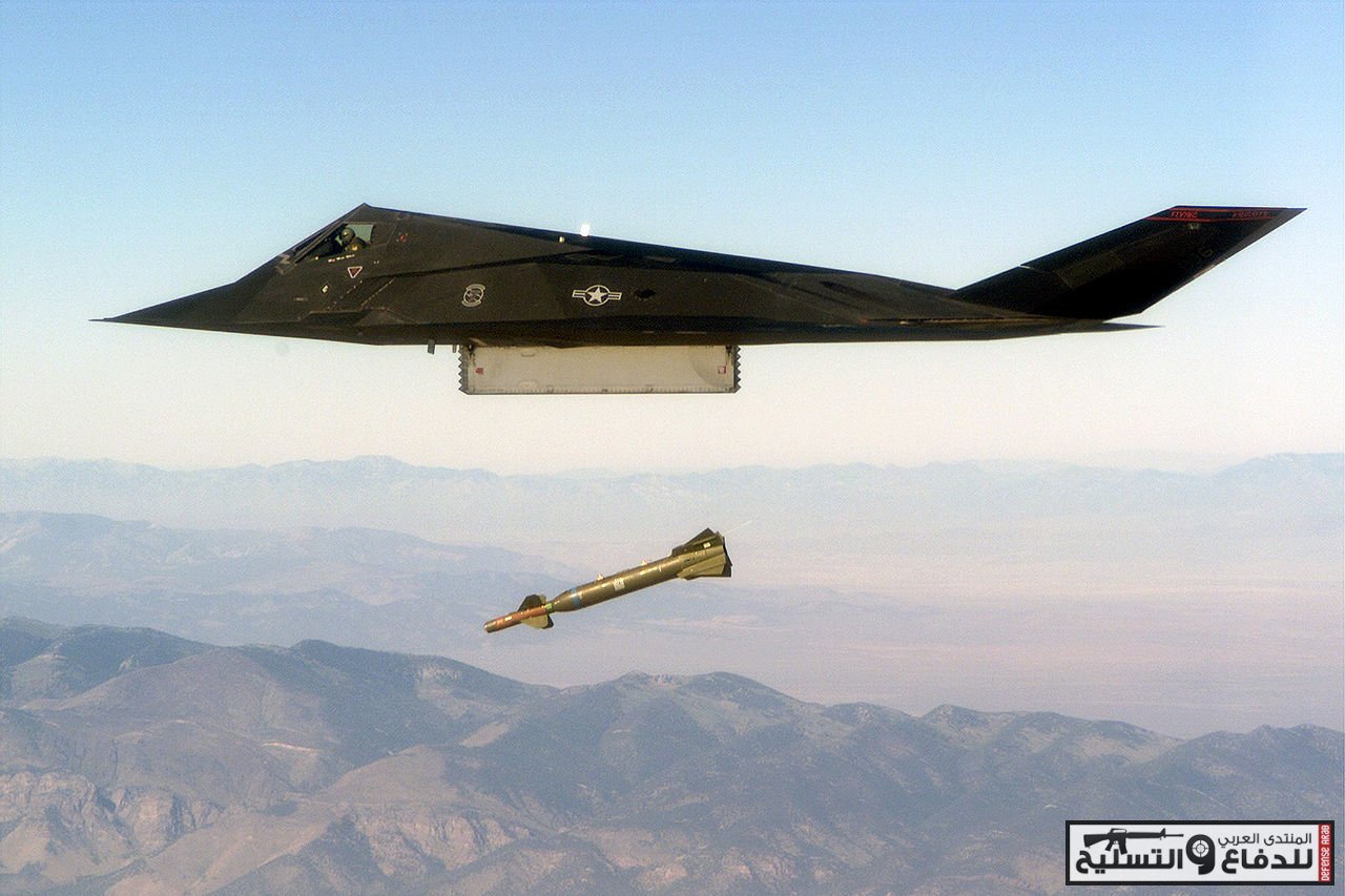 F 117 drop pavway bomb