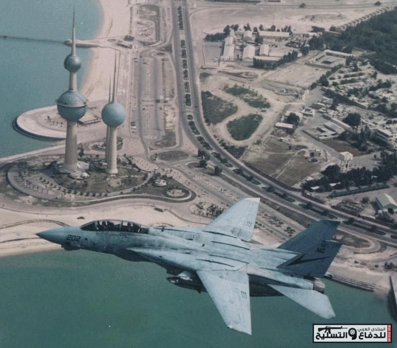 مقاتلة F-14 تابعة للبحرية الامريكية تحلق فوق الاراضي الكويتية عام 1991م
