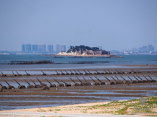 遍布反登陆桩的上林海滩_-_Anti-landing_Spikes_on_Shanglin_Coast_-_2014.09_-_panoramio.jpg