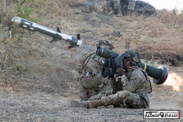 جندي أمريكي يطلق صاروخ جافلين