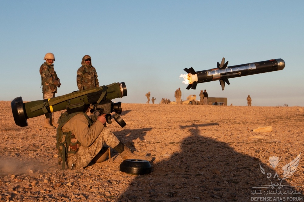 جندي أردني يطلق صاروخ FGM-148 Javelin