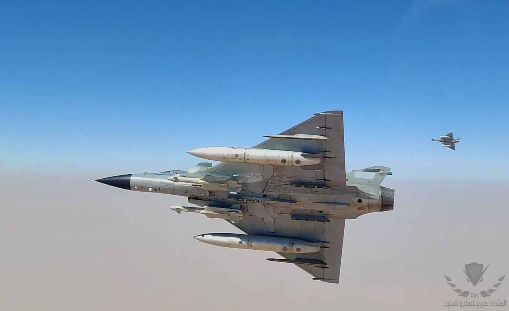 أحدث-ظهور-رسمي-لمقاتلات-ميراج-2000-المصرية-مسلحة-بقنابل-الطارق-الإماراتية-1.jpg