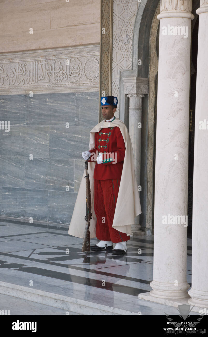 garde-de-ceremonie-de-l-armee-marocaine-a-l-entree-du-mausolee-du-roi-mohammed-v-dans-la-capit...jpg