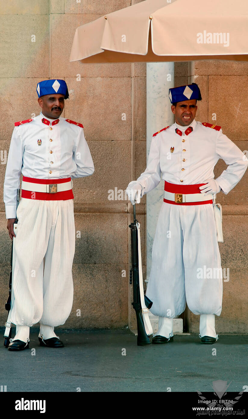 garde-royale-au-palais-des-rois-de-rabat-au-maroc-rabat-ebjtjm.jpg