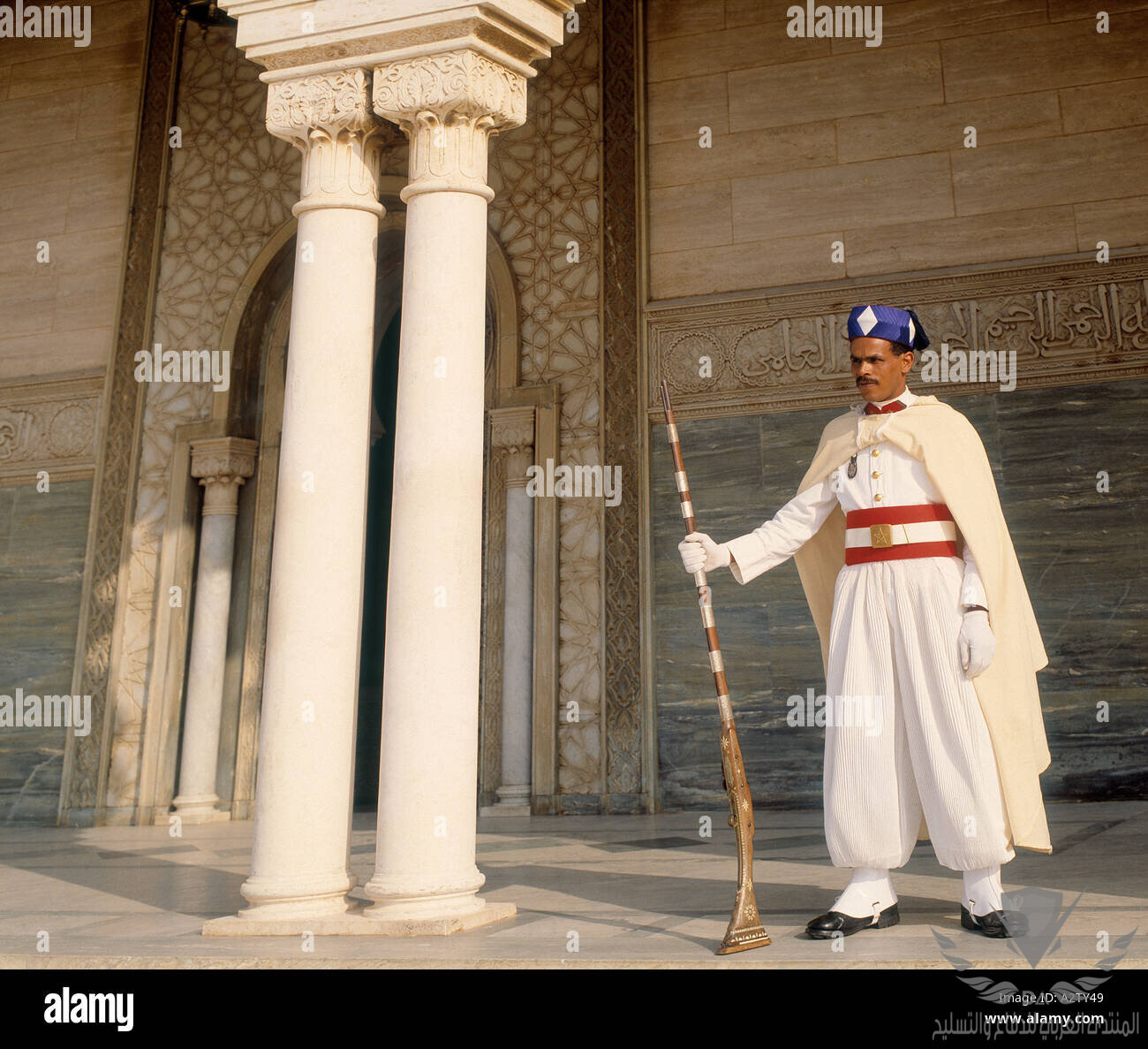 rabat-maroc-en-garde-garde-uniforme-traditionnel-de-mausolee-mohamed-v-a2ty49.jpg