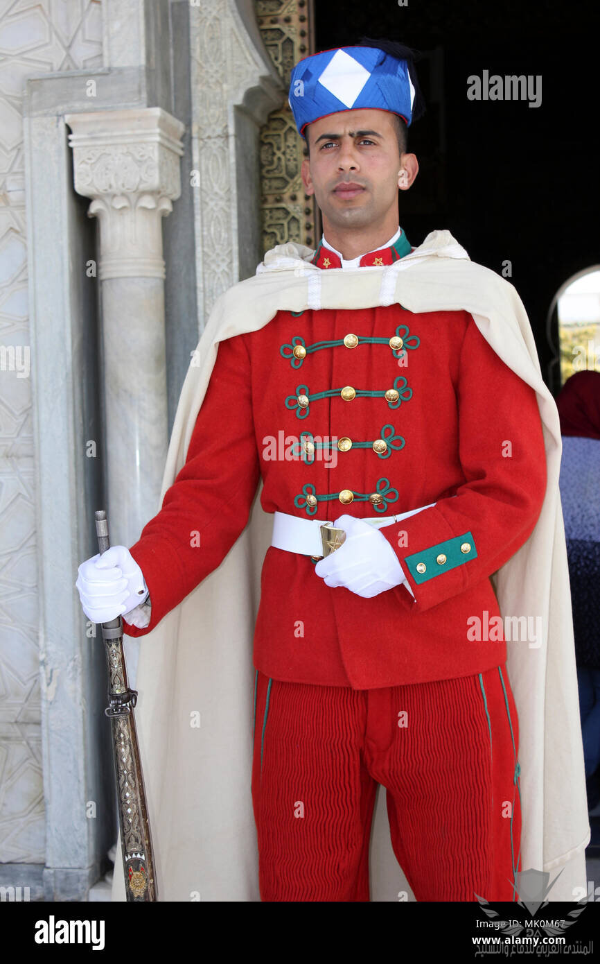 garde-royale-marocaine-en-dehors-de-mausolee-de-mohammed-v-rabat-maroc-mk0m67.jpg