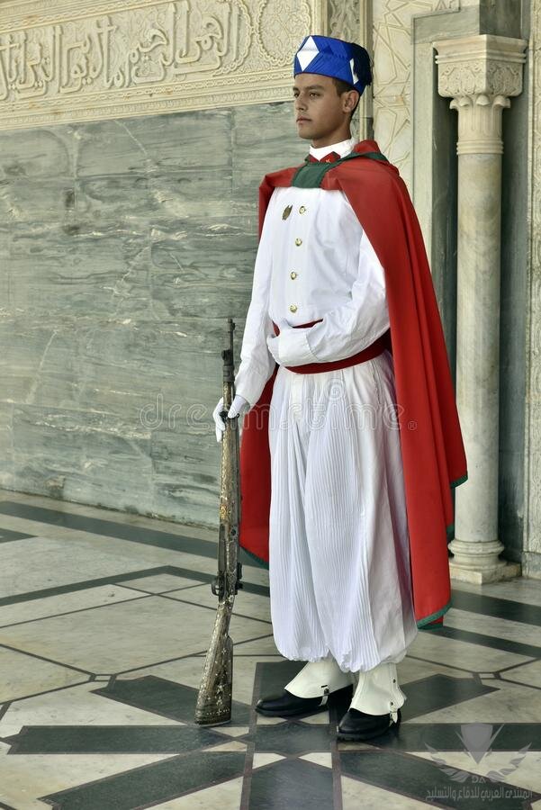 garde-royale-soldier-chez-mausoleum-du-roi-maroc-130130073.jpg