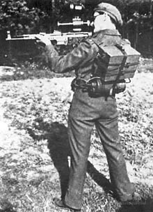 220px-Vampir_night_scope_tested_by_British_soldier.jpg