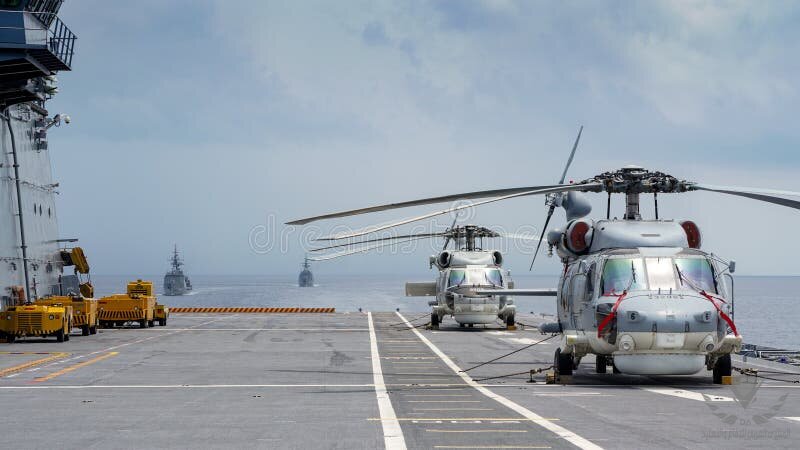 sikorsky-s-b-sea-hawk-helicopters-royal-thai-navy-parks-helicopter-deck-htms-chakri-naruebet-a...jpg