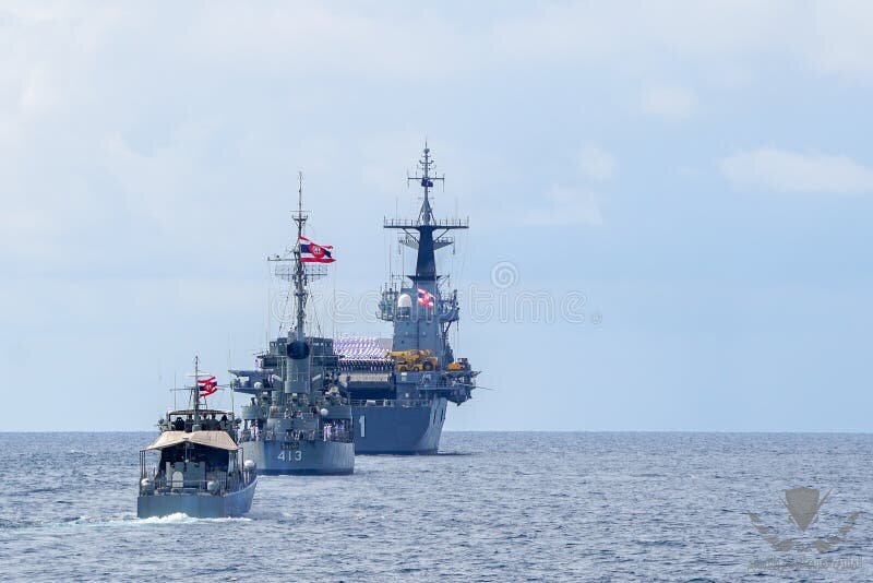 chonburi-thailand-november-htms-chakri-naruebet-htms-pinklao-pcf-sail-straight-formation-king-...jpg