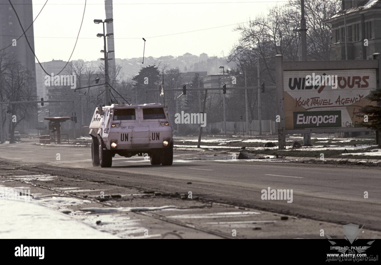 2-avril-1993-pendant-le-siege-de-sarajevo-un-egyptien-fahd-apc-armoured-personnel-carrier-entr...jpg