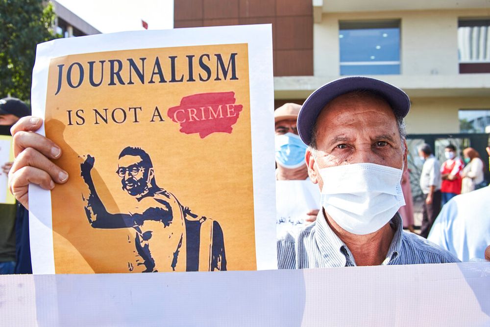 أحد أنصار الصحفي عمر الراضي، الذي بحسب منظمة العفو الدولية تم التجسس عليه من قبل الحكومة المغربية باستخدام بيغاسوس ، خارج محكمة الدار البيضاء ، المغرب ، 22 سبتمبر / أيلول 2020.