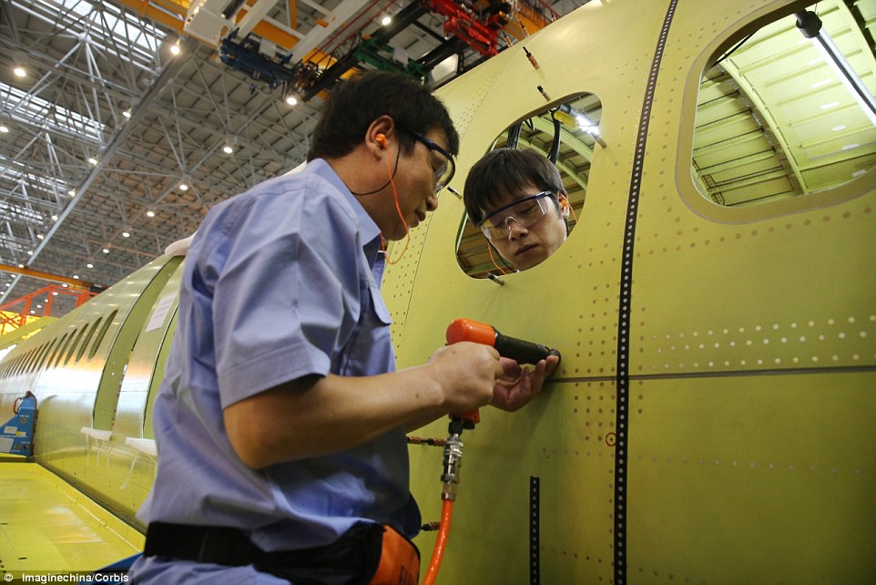 264E32F300000578-2978940-Almost_there_Chinese_technicians_rivet_sections_of_the_fuselage_-a-35_1425472983145.jpg