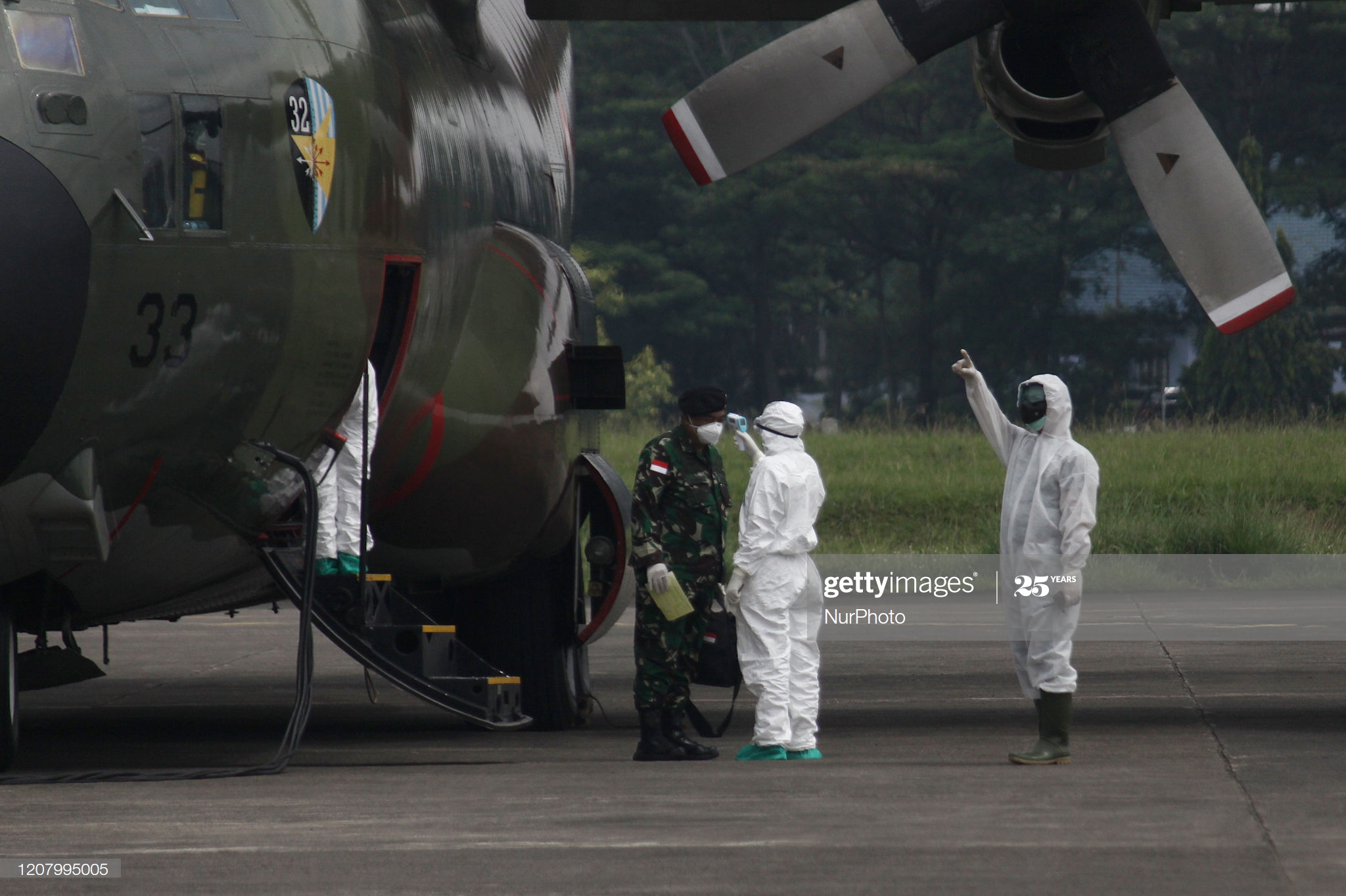 health-workers-carry-out-thermal-checking-to-the-air-crew-of-the-c130-picture-id1207995005