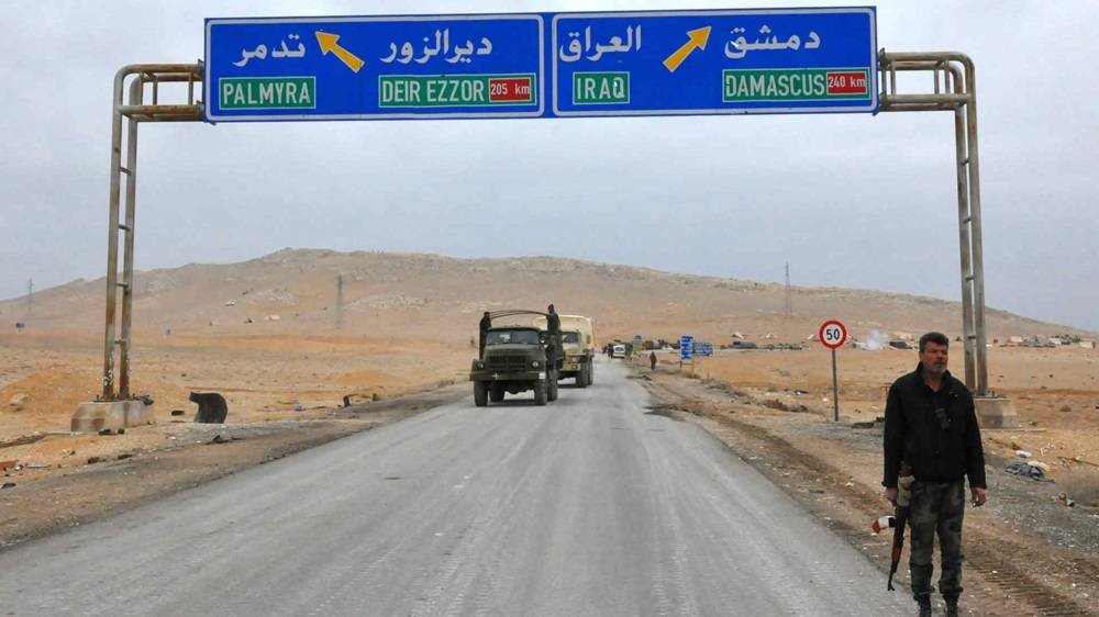 لافتة في منطقة البوكمال على طول الحدود العراقية - السورية (أرشيفية - أ.ف.ب)