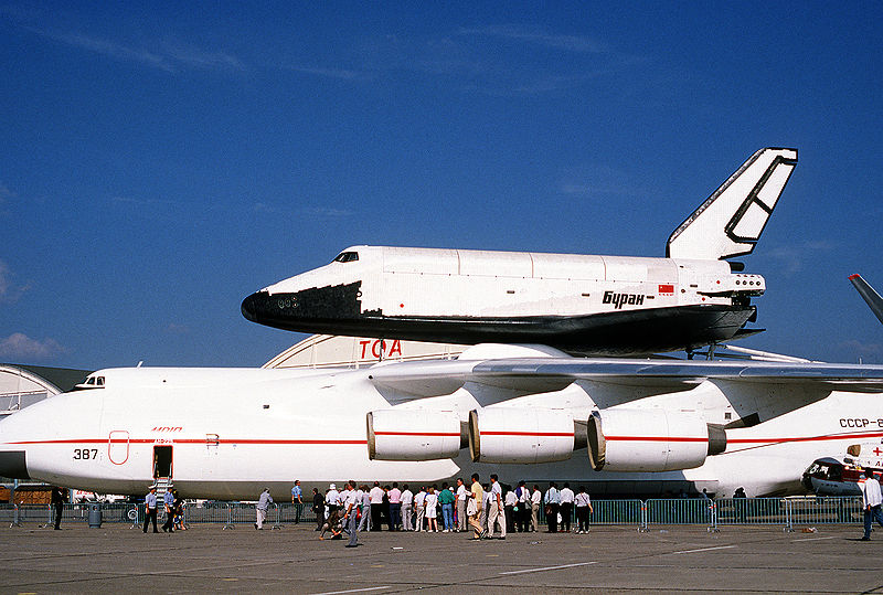 800px-Buran_on_An-225_%2528Le_Bourget_1989%2529_1.jpg