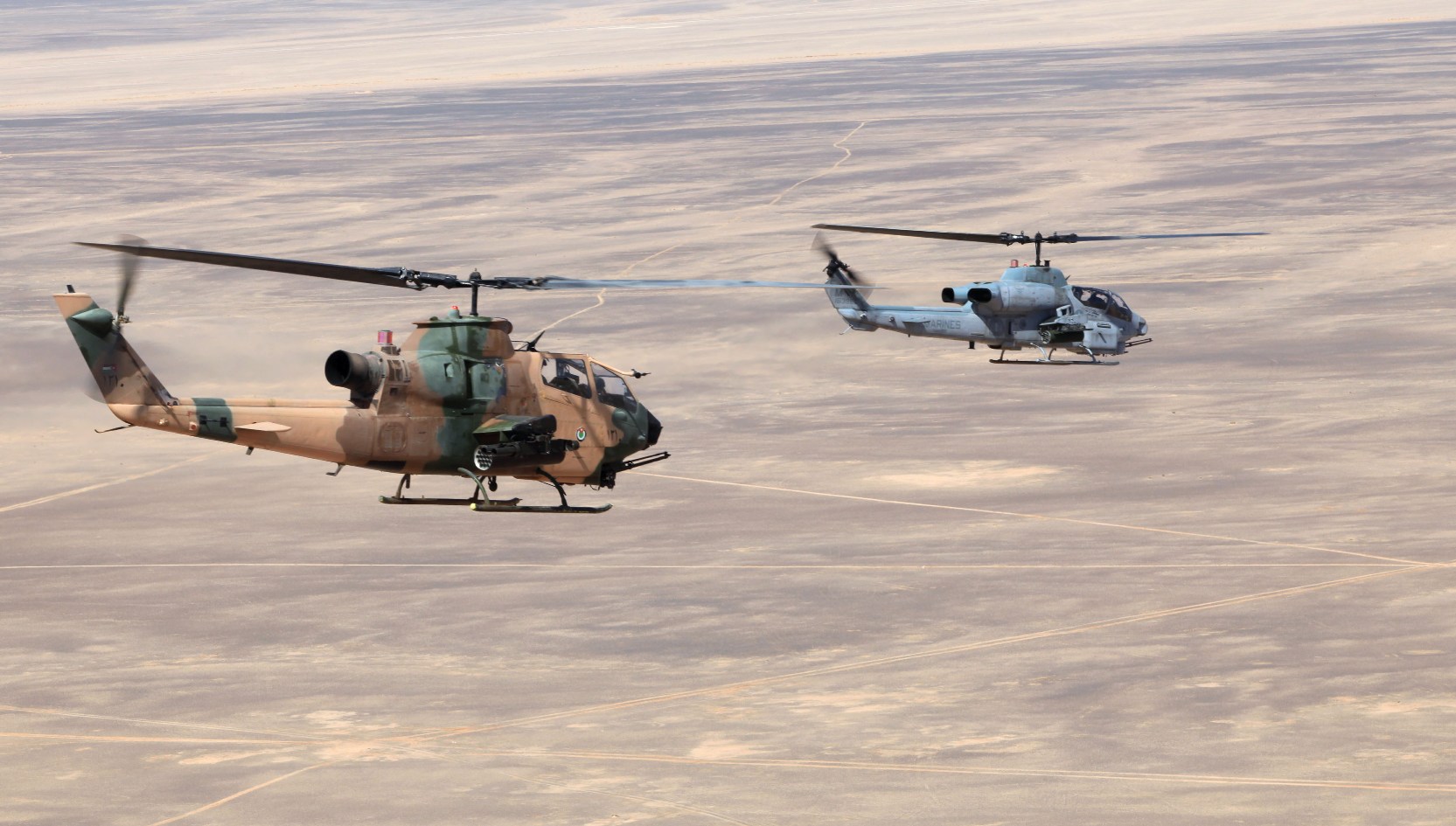 Jordanian_AH-1F_and_AH-1W_of_USMC.jpg