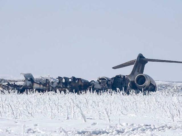 حطام الطائرة الأمريكية من طراز Bombardier E-11A بعد تحطمها في منطقة جبلية. 