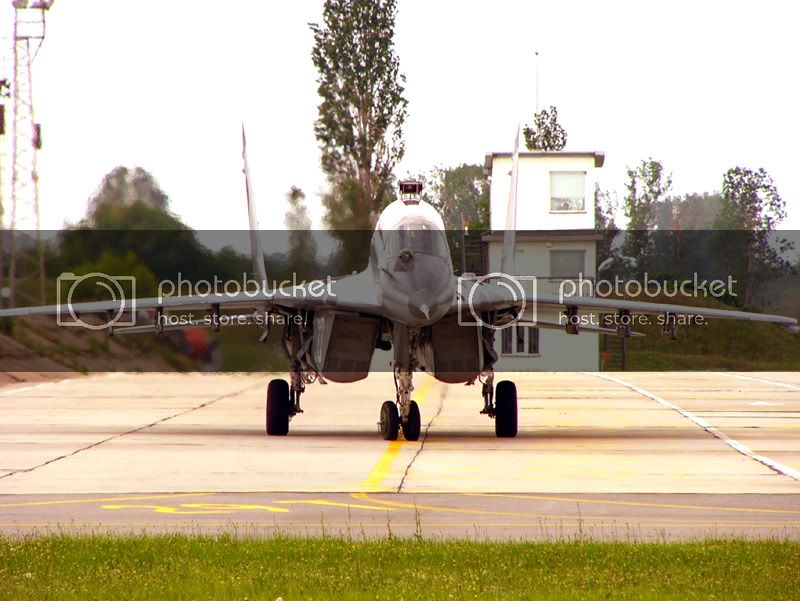 mig29taxiing9uh0.jpg