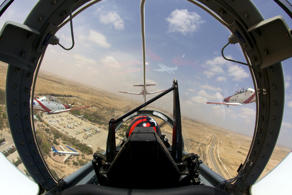 vue-de-lintc3a9rieur-du-cockpit-dun-avion.jpg