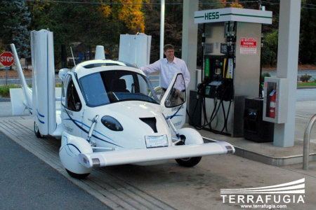 terrafugia-flying-car-fill-up.jpg