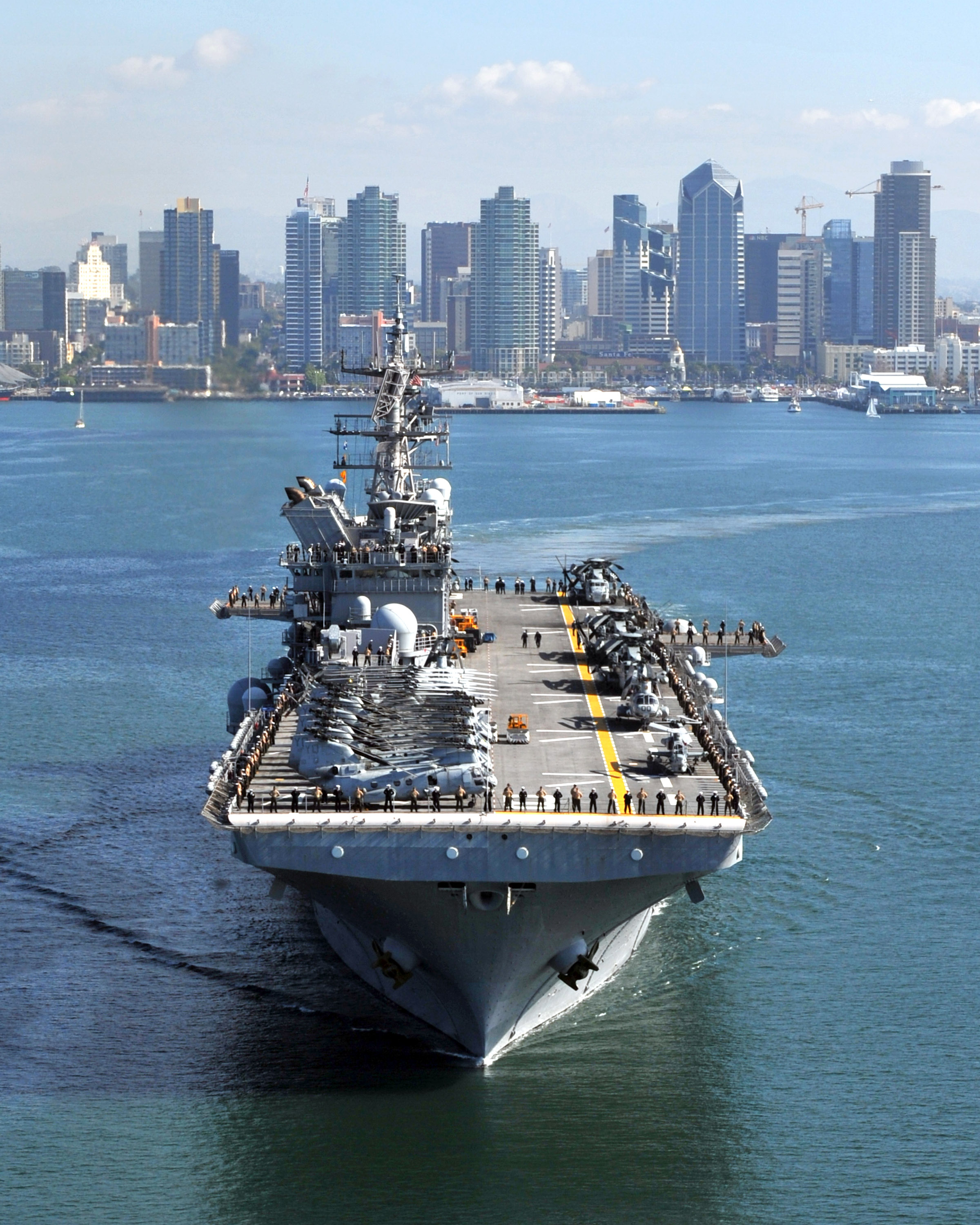 US_Navy_111114-N-KD852-188_The_amphibious_assault_ship_USS_Makin_Island_%28LHD_8%29_departs_Naval_Base_San_Diego_on_its_first_operational_deployment_to.jpg
