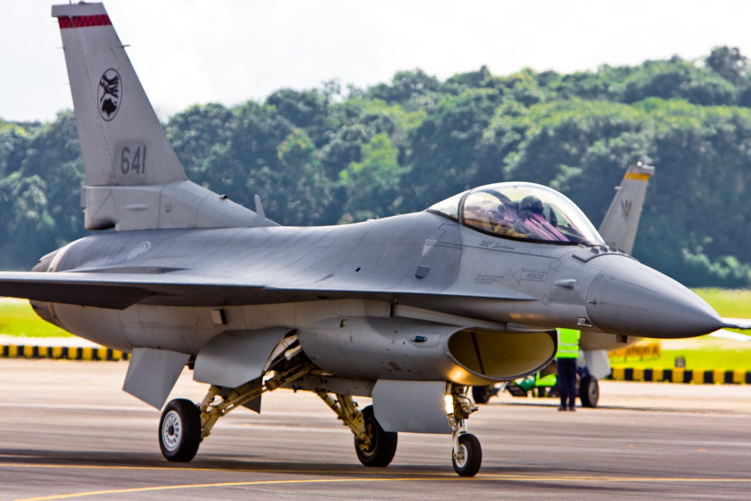 www.asianmilitaryreview.com