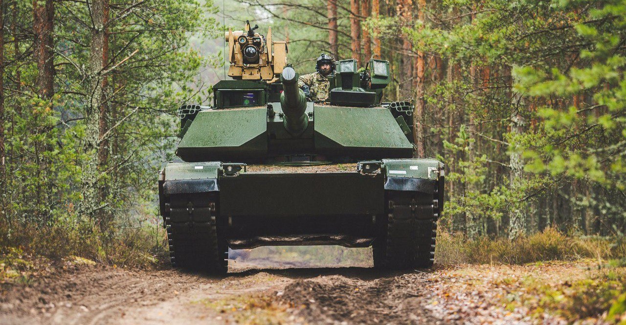 Rare green M1A2 Abrams : TankPorn
