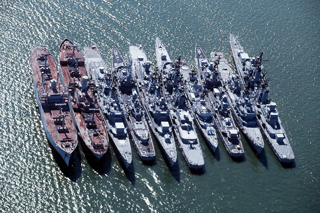 1280px-Decommissioned_destroyers_on_James_River_1993.JPEG