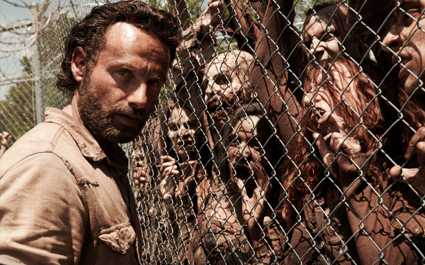 andrew-lincoln-fence-rick-grimes-the-walking-dead-zombies.jpg