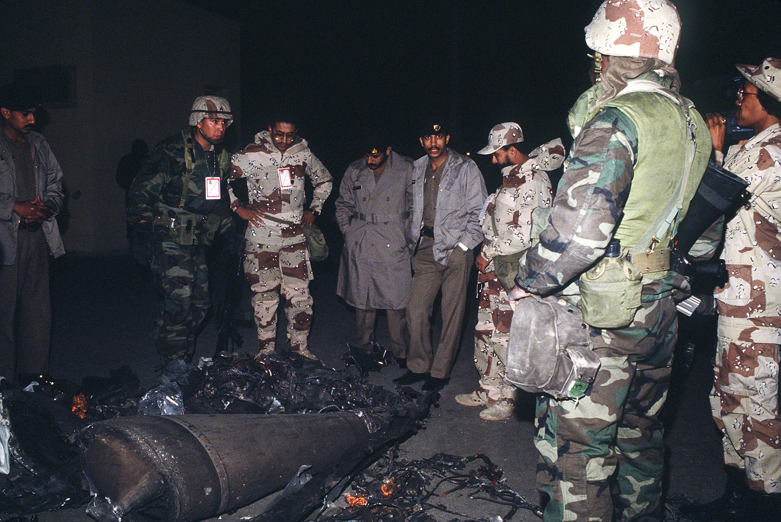 us-and-saudi-arabian-military-personnel-gather-around-the-remains-of-an-iraqi-578595-1600.jpg