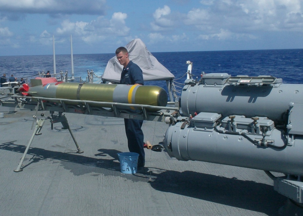 ORD_Mk46_Torpedo_Waxing_DDG-59_Destroyermen_lg.jpg