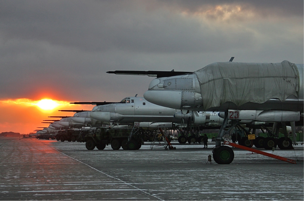 164332_64857639_Lineup_of_Tu-95_at_Engels_Air_Base.jpg