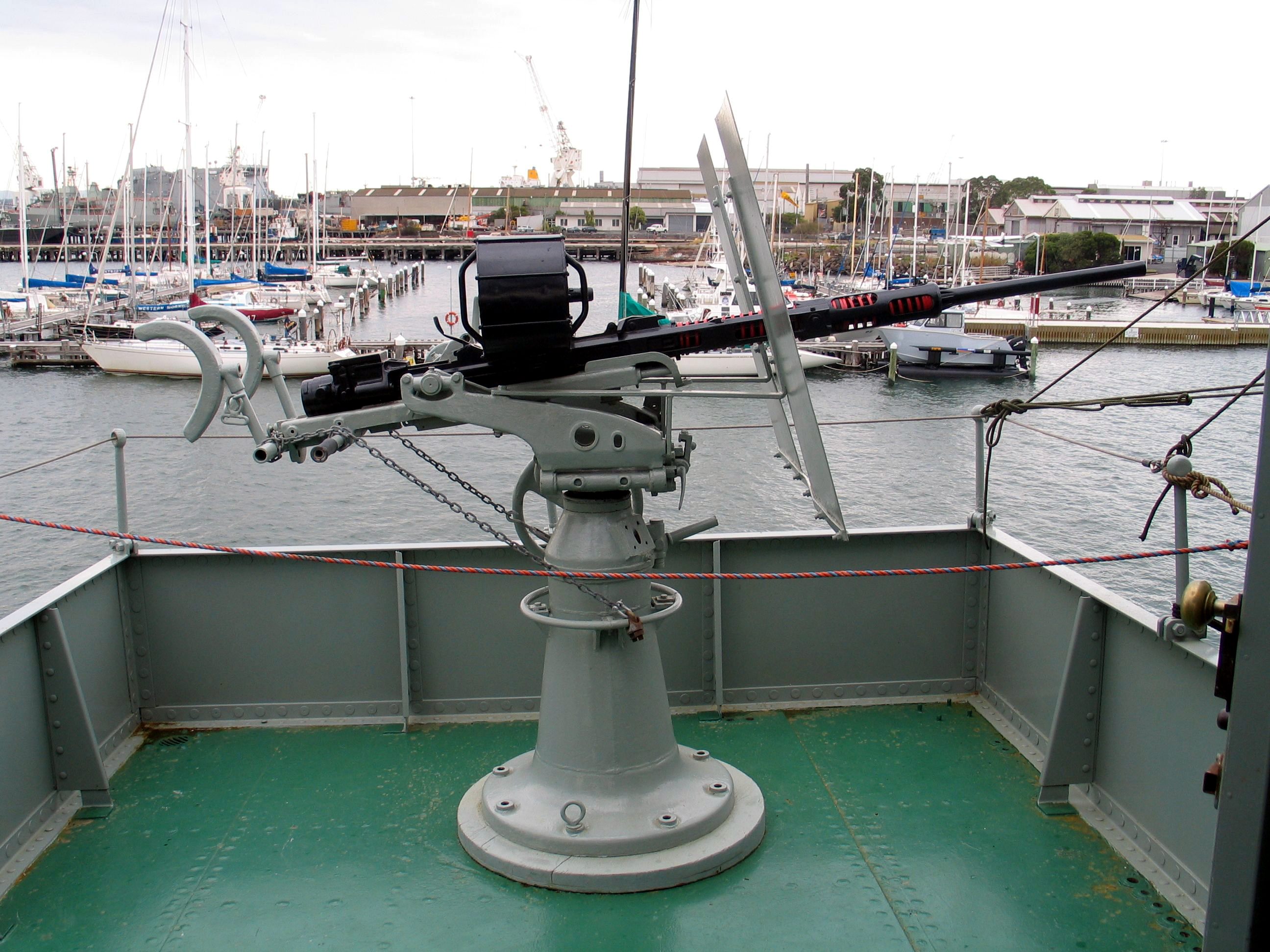 HMAS-Castlemaine-gun-2-1.jpg