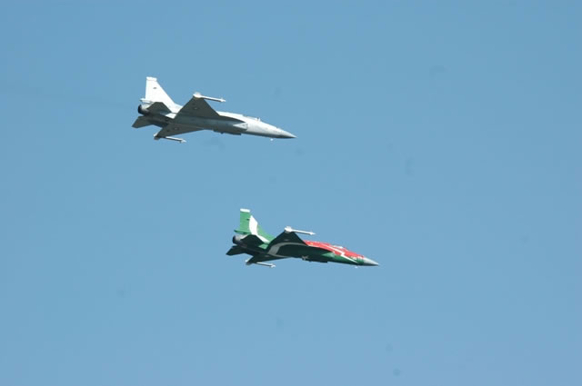 two_jf-17_thunders.jpg