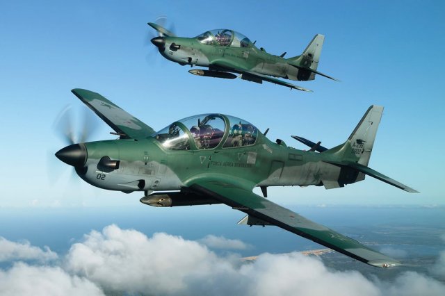 Embraer_and_Mali_sign_contract_for_six_A_29_Super_Tucano_light_attack_and_advanced_training_aircraf_640_001.jpg