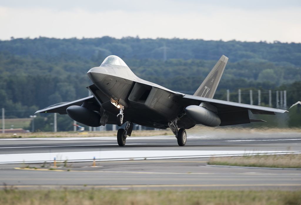 F-22-arrive-Spang_16.jpg