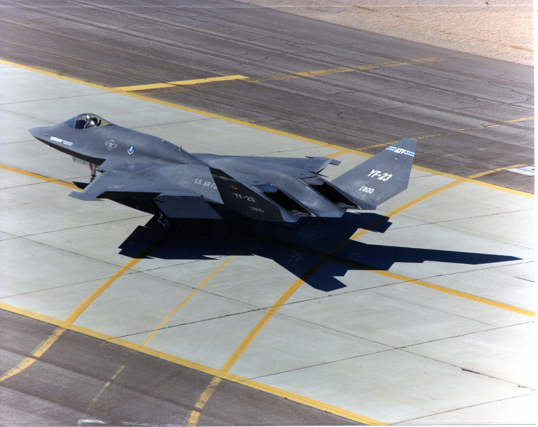 YF-23_on_taxiway.jpg