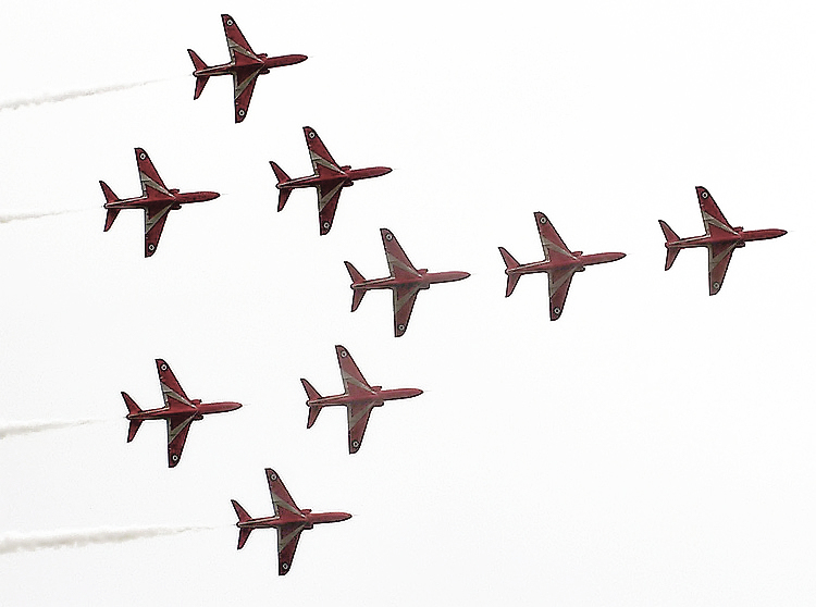 Red.arrows.formation1.arp.750pix.jpg