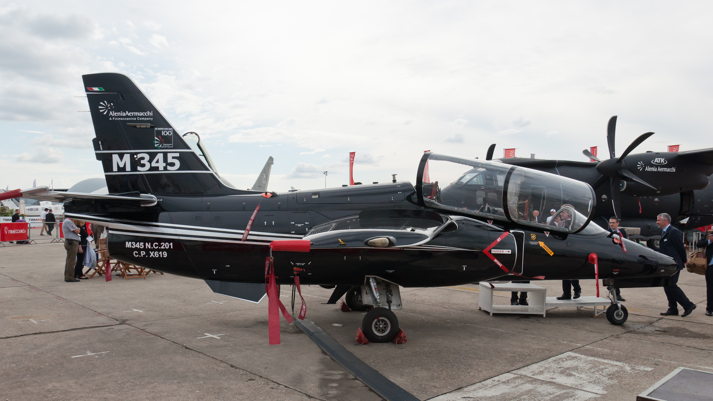 Alenia_Aermacchi_M-345_CPX619_PAS_2013_01.jpg