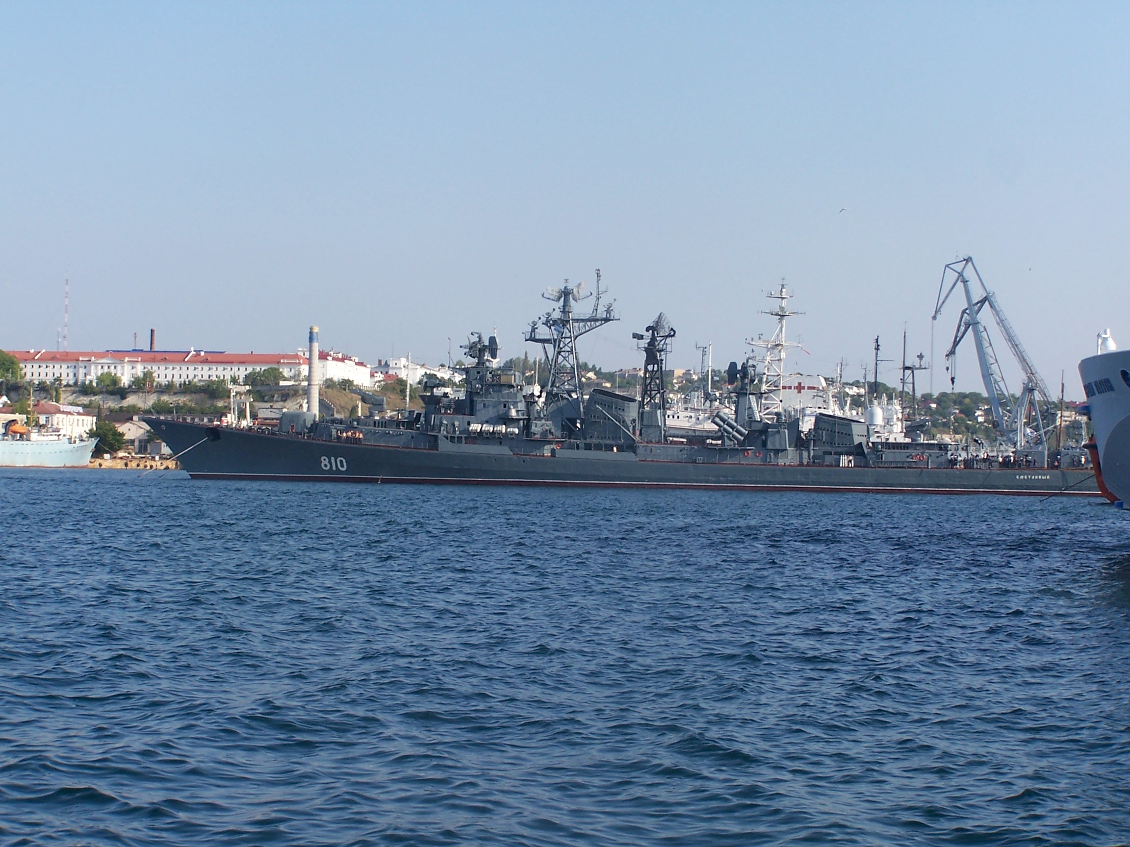 Kashin_Destroyer_Smetlivy_2009_Sevastopol.jpg