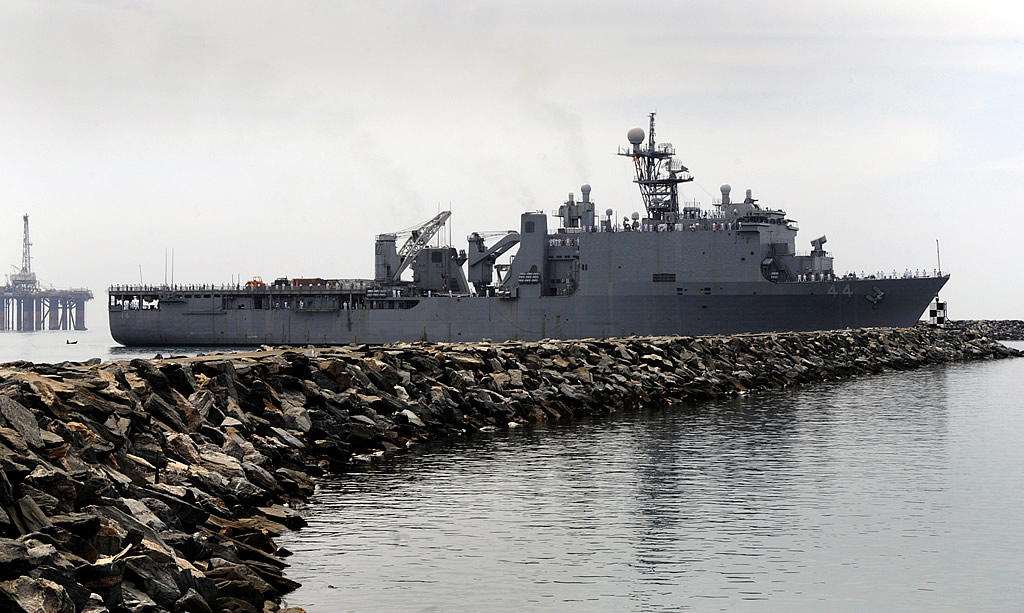 SHIP_LSD-44_USS_Gunston_Hall_APS-W_Ghana_2010_lg.jpg