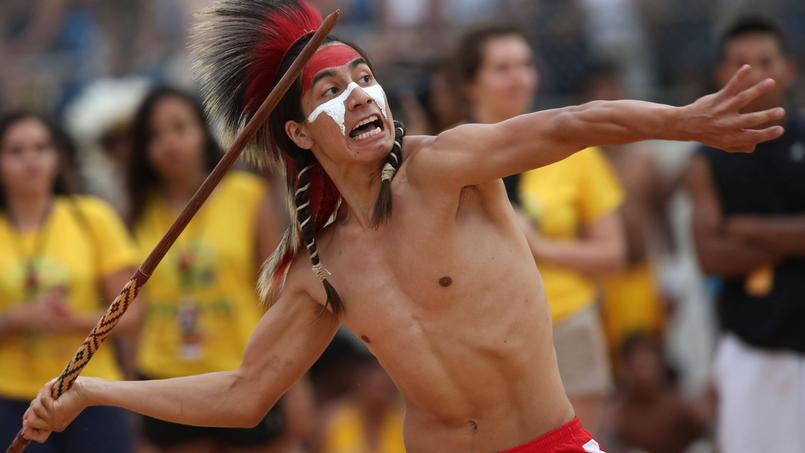 Un Indien d'Amérique du Nord est en plein effort lors du concours de lancer de javelot.