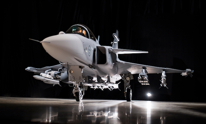 jpg_gripen_e_contre_champ.jpg