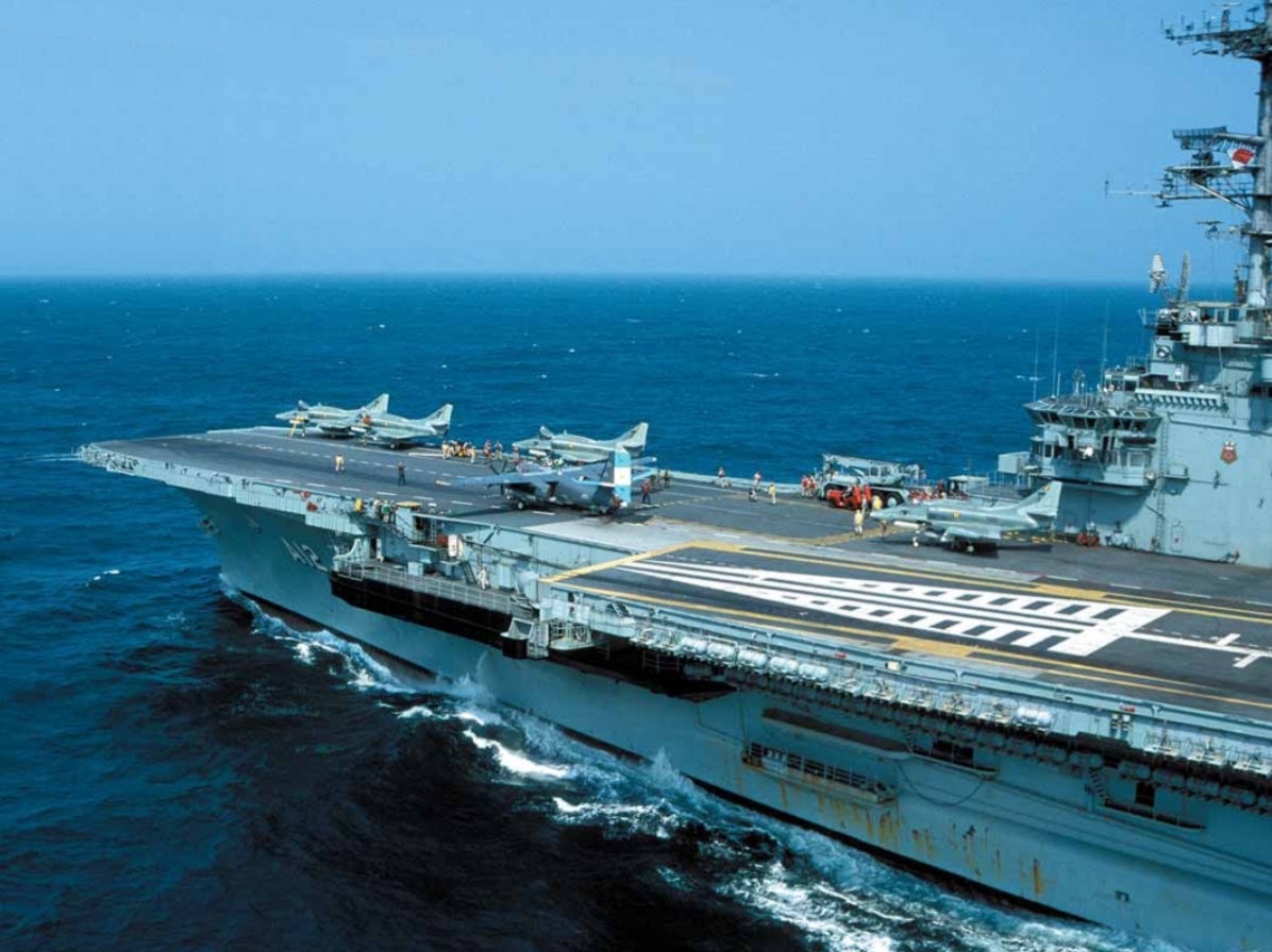 Sao_Paulo_carrier_forward_flight_deck_2003.jpg